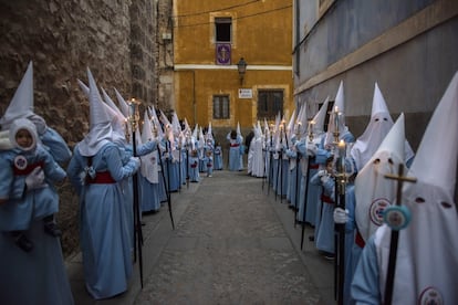 Nazarenos de la Hermandad de Nuestra Señora de la Amargura y San Juan Apóstol, durante la procesión del Silencio el Miércoles Santo en Cuenca (Castilla-La-Mancha).