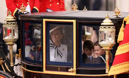Kate Middleton junto a sus hijos, el príncipe George y la princesa Carlota, montados en una carroza durante el desfile  'Trooping the Colour', que conmemora el cumpleaños del rey Carlos III, este sábado en Londres. 