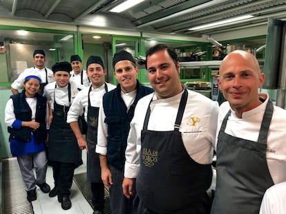 EL COCINERO VICTOR BOSSECKER (DERECHA) Y SU BRIGADA EN EL RESTAURANTE ISLA DE LOBOS / CAPEL