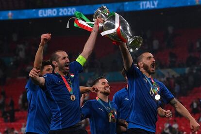 Los defensas italianos Giorgio Chiellini y  Leonardo Bonucci (Dcha) posan con el trofeo del Campeonato de Europa después de que Italia se proclamase campeona en la final de la UEFA EURO 2020 en el estadio de Wembley en Londres el 11 de julio de 2021. 