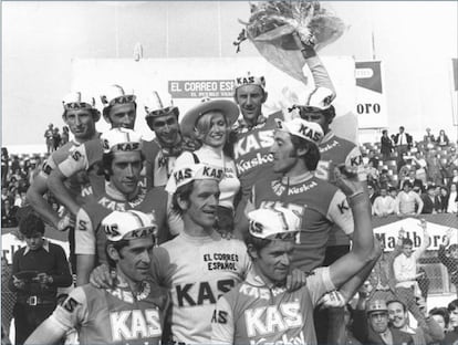 Fuente, en primera fila, con el puño en alto, rodeado de los compañeros del Kas, con Perurena de amarillo, en una Vuelta a España.