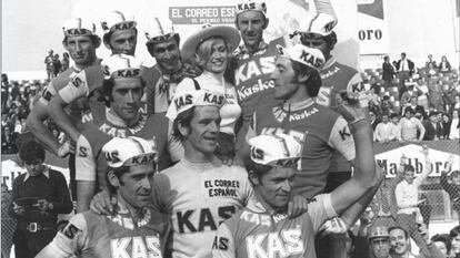 Arriba, Santiesteban, Juan Mari Lasa, Pesarrodona, la azafata, González Linares y Antonio Martos. En medio, Lazcano y Elorriaga. Abajo, Uribezubia, Perurena y Tarangu Fuente.