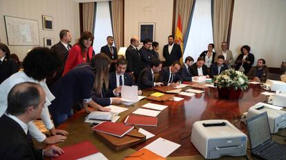 Oriol Junqueras (3d), de ERC, y Jordi Sànchez (4i) y Josep Rull (5d) de JxCat, tramitan sus actas parlamentarias este lunes en el Congreso de los Diputados.