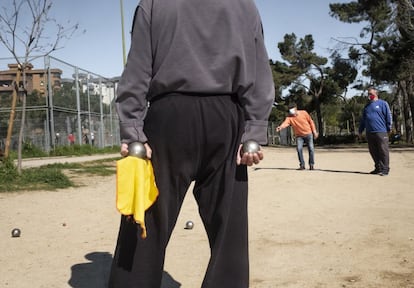 Después de cada tiro las bolas se abrillantan con una gamuza. El objetivo es lanzarlas lo más cerca posible de un boliche anaranjado, quien lo consiga suma un punto en cada partida.