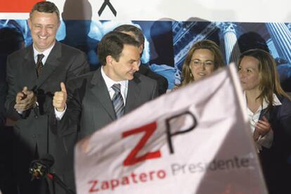 Zapatero con Jesús Caldera, Carmen Chacón, y Trinidad Jiménez el 14 de marzo de 2004, celebrando el triunfo en las elecciones. Con las ministras de su primer Gobierno paritario.