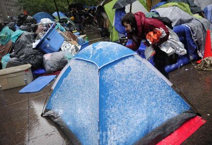 Una tienda de campaña ocupada por un manifestante de Occupy Wall Street, cubierta por la nieve en Zuccotti Park en Nueva York.