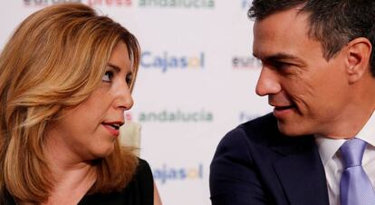 Pedro Sánchez junto a Susana Díaz en junio.