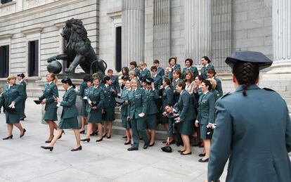 Las guardias civiles que han participado en el acto disuelven el grupo tras posar en La Puerta de los Leones.