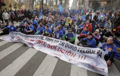 Los trabajadores de Felguera Melt han realizado hoy una marcha a pie desde la fábrica de Langreo hasta el centro de Oviedo en protesta por la decisión de la dirección de Duro Felguera de presentar un expediente de regulación de empleo (ERE) para la totalidad de la plantilla, compuesta por 102 trabajadores.