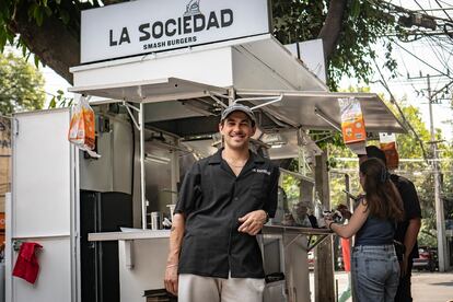Santiago Aguilar en su puesto de hamburguesas.
