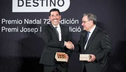 Víctor del Arbol y Lluís Fox, los premiados en 2016 en los premios Nadal y Josep Pla, respectivamente.