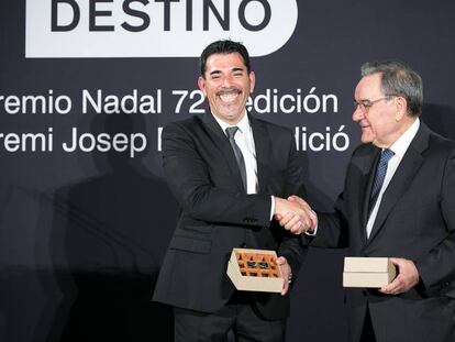 Víctor del Árbol i Lluís Fox, premiats el 2016.