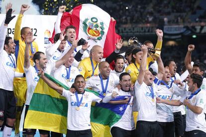 Los jugadores del Corinthians levantan la copa de campeón.