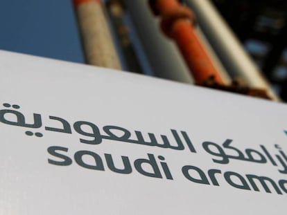 Cartel de Saudi Aramco en una instalación petrolífera en Abqaiq, Arabia Saudí.