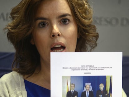 Sáenz de Santamaría muestra una foto de Rubalcaba con Camacho y García Hidalgo.
