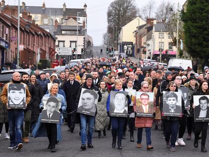 Manifestantes en Londonderry conmemoran el 50º aniversario del Domingo sangriento, el pasado 30 de enero.