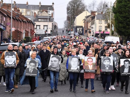 Manifestantes en Londonderry conmemoran el 50º aniversario del Domingo sangriento, el pasado 30 de enero.