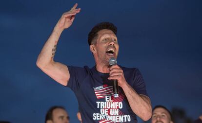 Simeone, durante la celebración del Atlético de la Liga Europa en Neptuno.