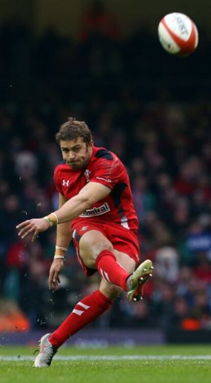 El zaguero Leigh Halfpenny tira a palos.