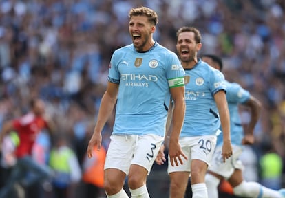 Rúben Dias (izquierda) y Bernardo Silva celebran el título de la Community Shield contra el Manchester United.