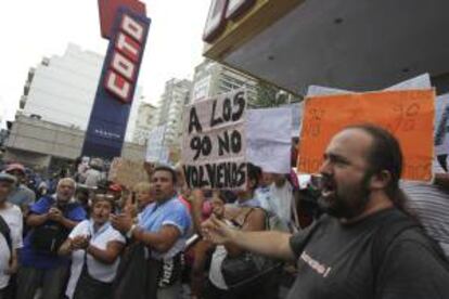 Argentinos protestan en contra de la subida de precios y la especulación en el país frente a un supermercado de Buenos Aires (Argentina).