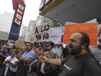 Argentinos protestan en contra de la subida de precios y la especulación en el país frente a un supermercado de Buenos Aires (Argentina).