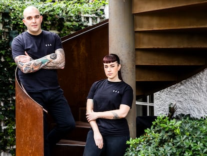 Los cocineros Sara Peral y Jorge Muñoz, en la terraza del restaurante OSA de Madrid.