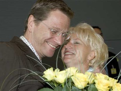 El líder liberal Guido Westerwelle recibe felicitaciones ayer en Berlín.