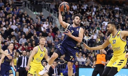 Campazzo busca un pase ante los defensores del Alba