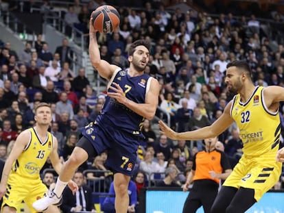 Campazzo busca un pase ante los defensores del Alba