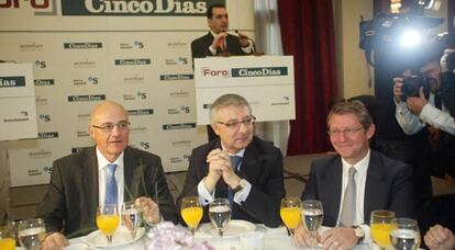 El presidente de Banco Sabadell, Josep Oliu, junto al ministro de Fomento, José Blanco, y el socio director de Accenture, Vicente Moreno.