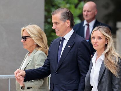Hunter Biden, hijo del presidente estadounidense Joe Biden, su esposa Melissa Cohen Biden (a la derecha) y la primera dama estadounidense, Jill Biden, al salir del tribunal de Wilmington (Delaware) tras el fallo del jurado.