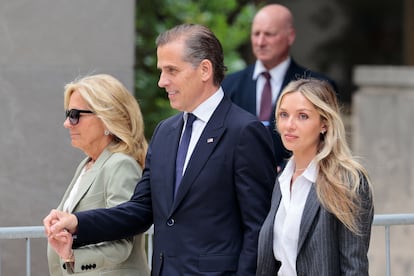 Hunter Biden, hijo del presidente estadounidense Joe Biden, su esposa Melissa Cohen Biden (a la derecha) y la primera dama estadounidense, Jill Biden, al salir del tribunal de Wilmington (Delaware) tras el fallo del jurado.