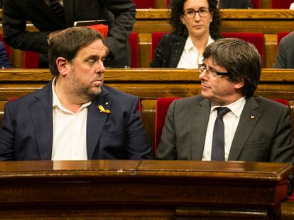 Carles Puigdemont y Oriol Junqueras en el pleno sobre la aplicación del articulo 155 en el Parlament de Cataluña.