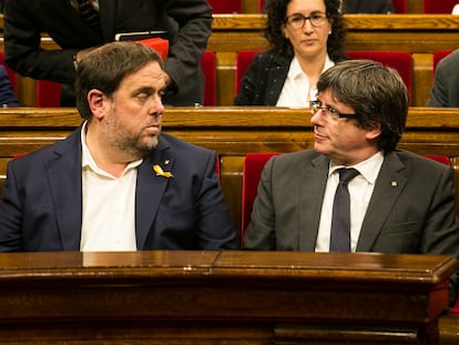 Carles Puigdemont y Oriol Junqueras en el pleno sobre la aplicación del articulo 155 en el Parlament de Cataluña.