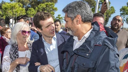 Juan José Cortés junto a Pablo Casado.