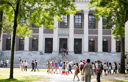 Imagem da biblioteca principal da Universidade de Harvard.