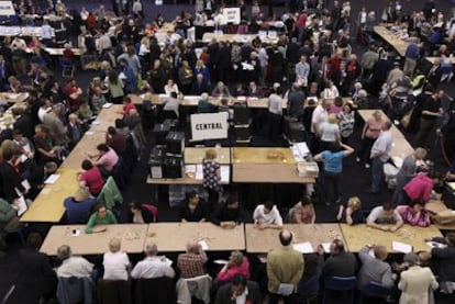 Colegio electoral en el centro deportivo Ponds Forge, en Sheffield, una de las circunscripciones donde se registraron más problemas para votar.