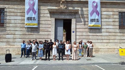 Concentración de condena del crimen machista de Villena ante la Delegación del Gobierno en la Comunidad Valenciana.