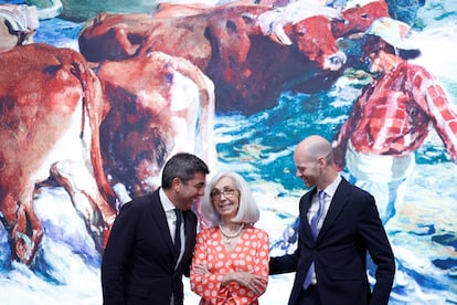 El president de la Generalitat, Carlos Mazón (i) junto con el director de la Hispanic Society, Guillaume Kientz (d) y la bisnieta de Sorolla, Blanca Pons-Sorolla (c) durante la firma este jueves en Valencia del acuerdo marco entre la Generalitat y la entidad americana. 