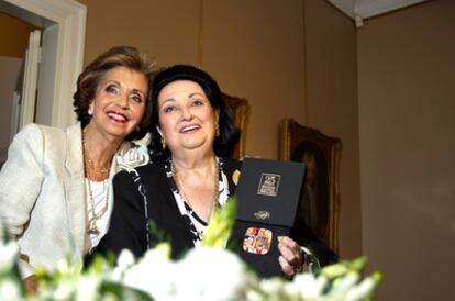 Montserrat Caballé, tras recibir la medalla de honor del Festival de Peralada de manos de Carmen Mateu, a la izquierda.