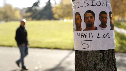 Carteles en el centro de Pamplona en el otoño de 2017 con las caras de los acusados de la violación en el caso de La Manada.