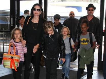 Angelina Jolie y Brad Pitt, con sus seis hijos.