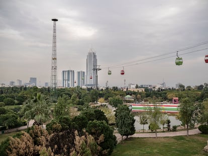 Vista del teleférico del parque Shanadar en Erbil y varios edificios en el fondo; en la última década, el dinero del petróleo ha permitido un gran desarrollo inmobiliario en la capital del Kurdistán iraquí, beneficiando a una pequeña élite.