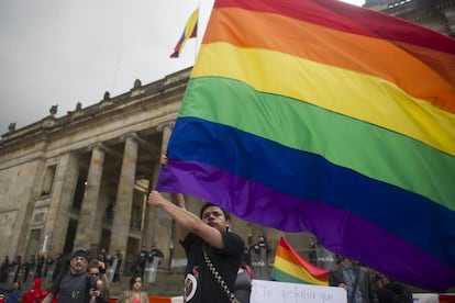 Ativistas favoráveis ao casamento igualitário se manifestam às portas do Congresso em Bogotá, em 2013.