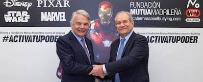 Ignacio Garralda, presidente del grupo Mutua y de su fundación, y Simon Amselem, consejero delegado de The Disney Company en España y Portugal, tras la firma del acuerdo de colaboración.