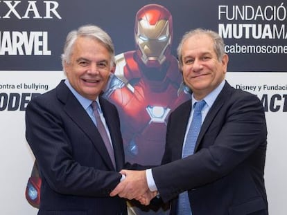 Ignacio Garralda, presidente del grupo Mutua y de su fundación, y Simon Amselem, consejero delegado de The Disney Company en España y Portugal, tras la firma del acuerdo de colaboración.