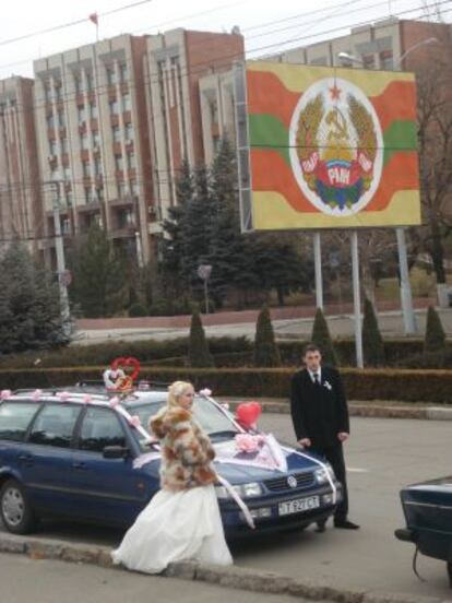 Una pareja de novios junto al escudo separatista de Transdniéster.