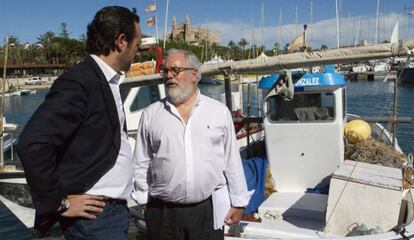 El candidato del PP a las elecciones europeas, Miguel Arias Ca&ntilde;ete, conversa con el presidente balear, Jos&eacute; Ram&oacute;n Bauz&aacute; (izquierda).