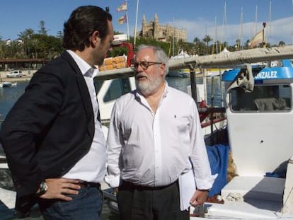 El candidato del PP a las elecciones europeas, Miguel Arias Cañete, conversa con el presidente balear, José Ramón Bauzá (izquierda).